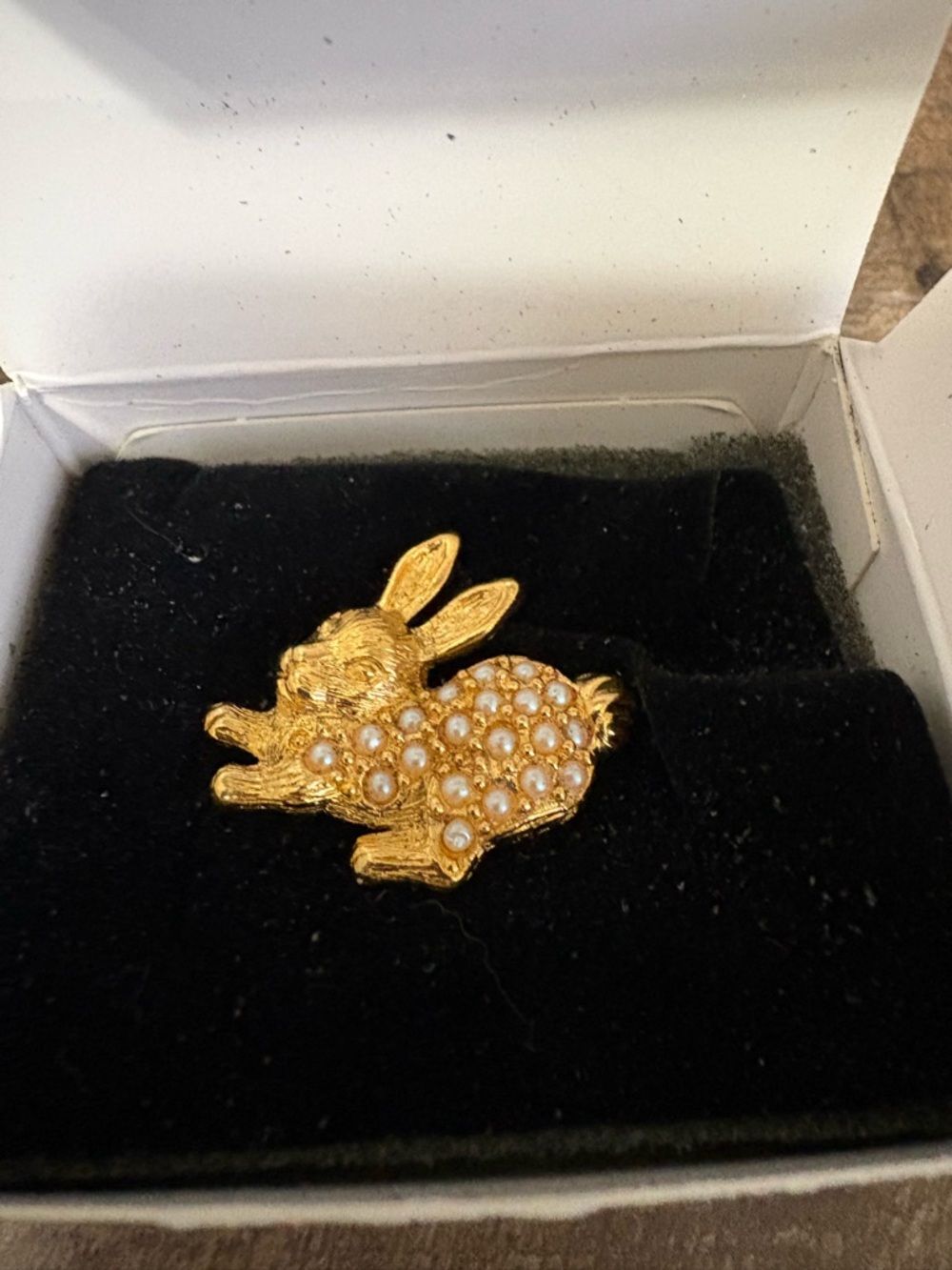 Avon Vintage 1992 Gold toned Bunny Brooch with Pearl Accents